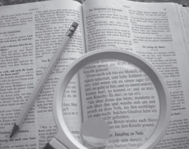 Bibel mit Lupe
